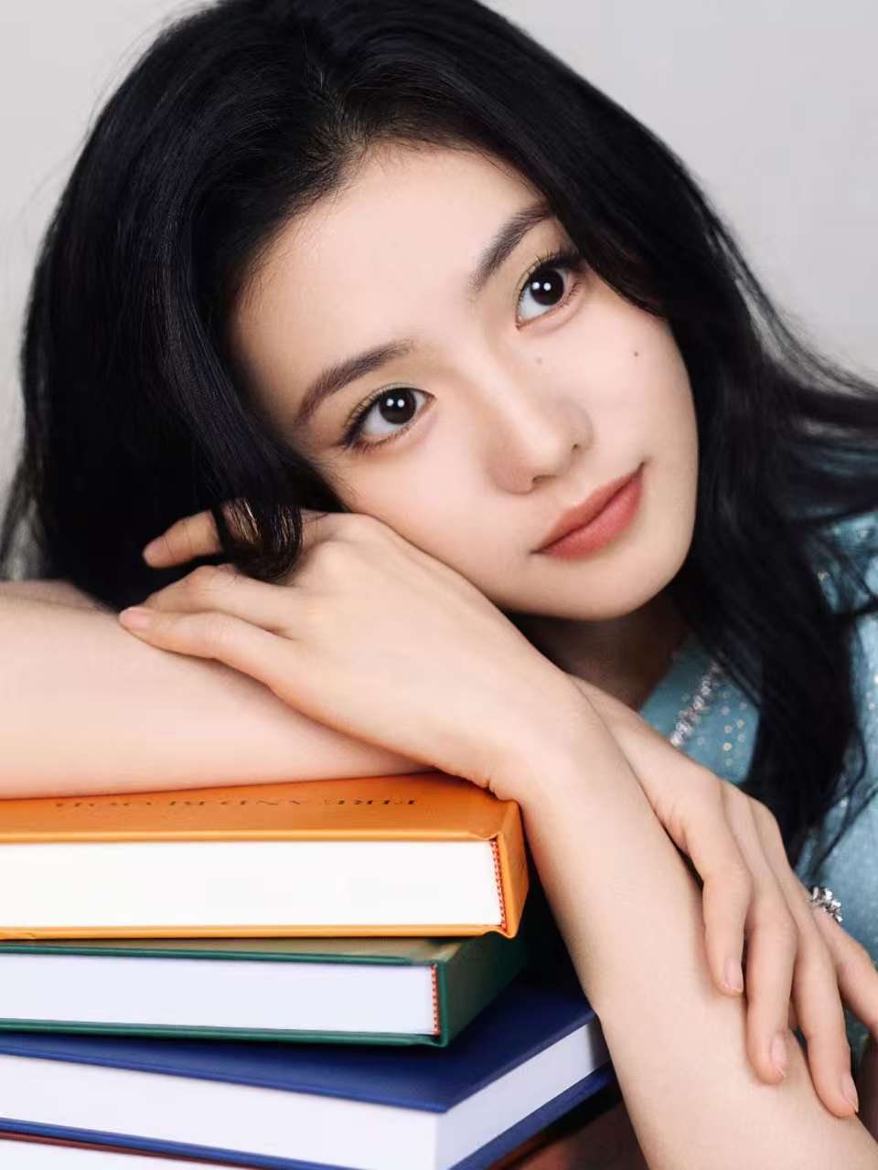 【花开蝴蝶，指尖托起一抹透明的梦】——刘浩存