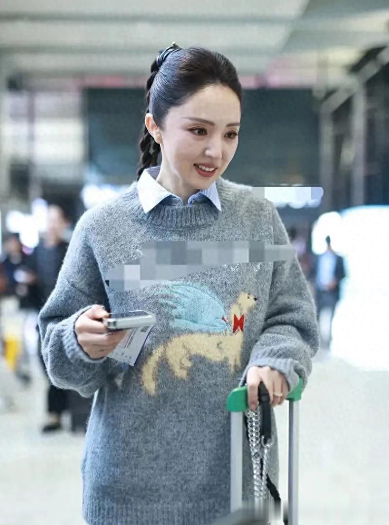 董璇二婚后状态越发年轻！穿印花毛衣+衬衫+白裙子，时髦又减龄！