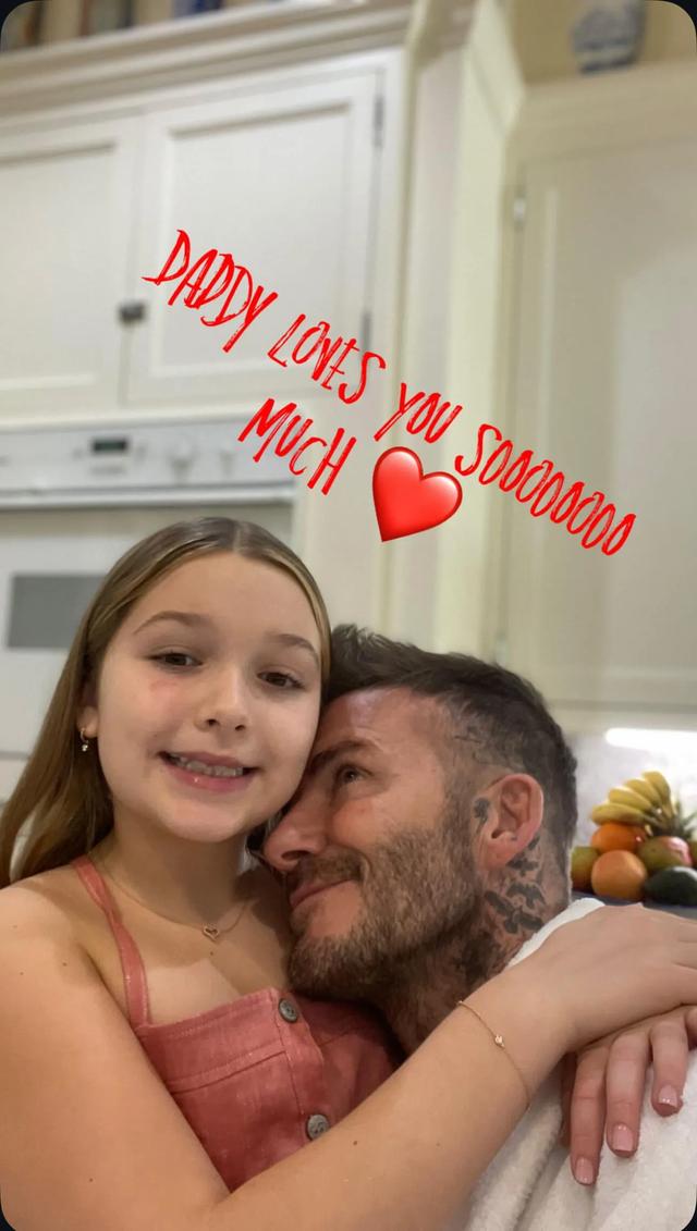 维多利亚晒怀小七的孕肚照,小七14岁了,贝克汉姆趴在爱女肩头!