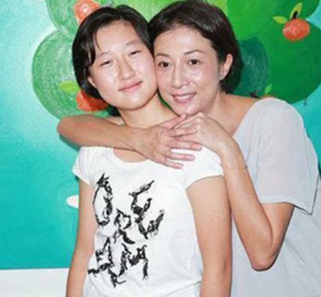 赵丽颖隐婚、张译息影、成龙添私生子？五一假没结束，传出6大瓜