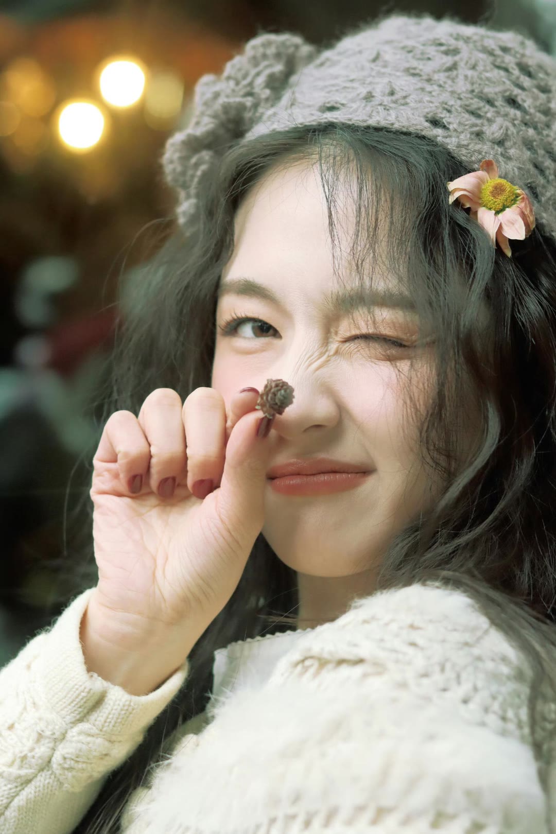 李兰迪发丝缀花，眼眸藏着温柔