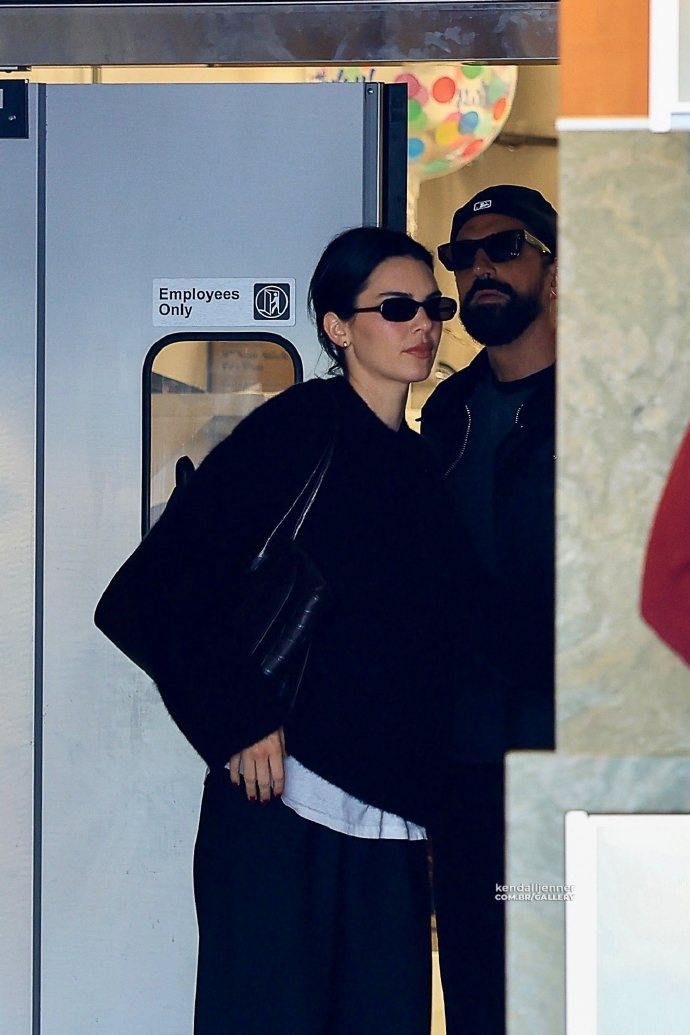 Kendall Jenner简约黑白穿搭