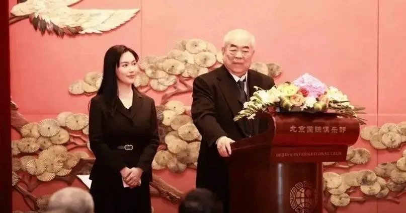 范曾和徐萌难舍难分，作画也得牵手！7月份还在豪宅，穿布鞋惹眼