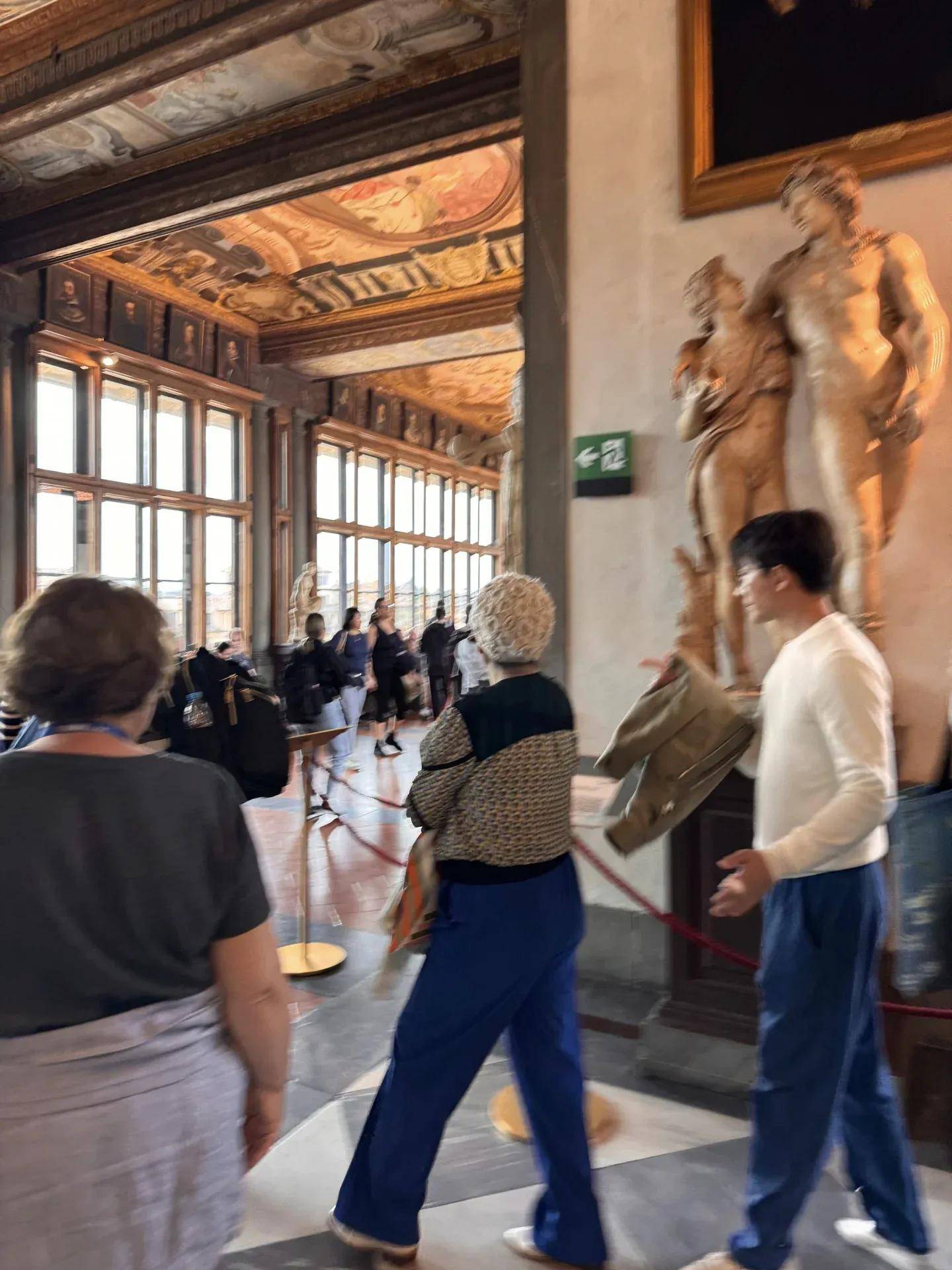 40岁黄轩到意大利旅游，和女友甜蜜约会，打扮有型，素颜状态超好