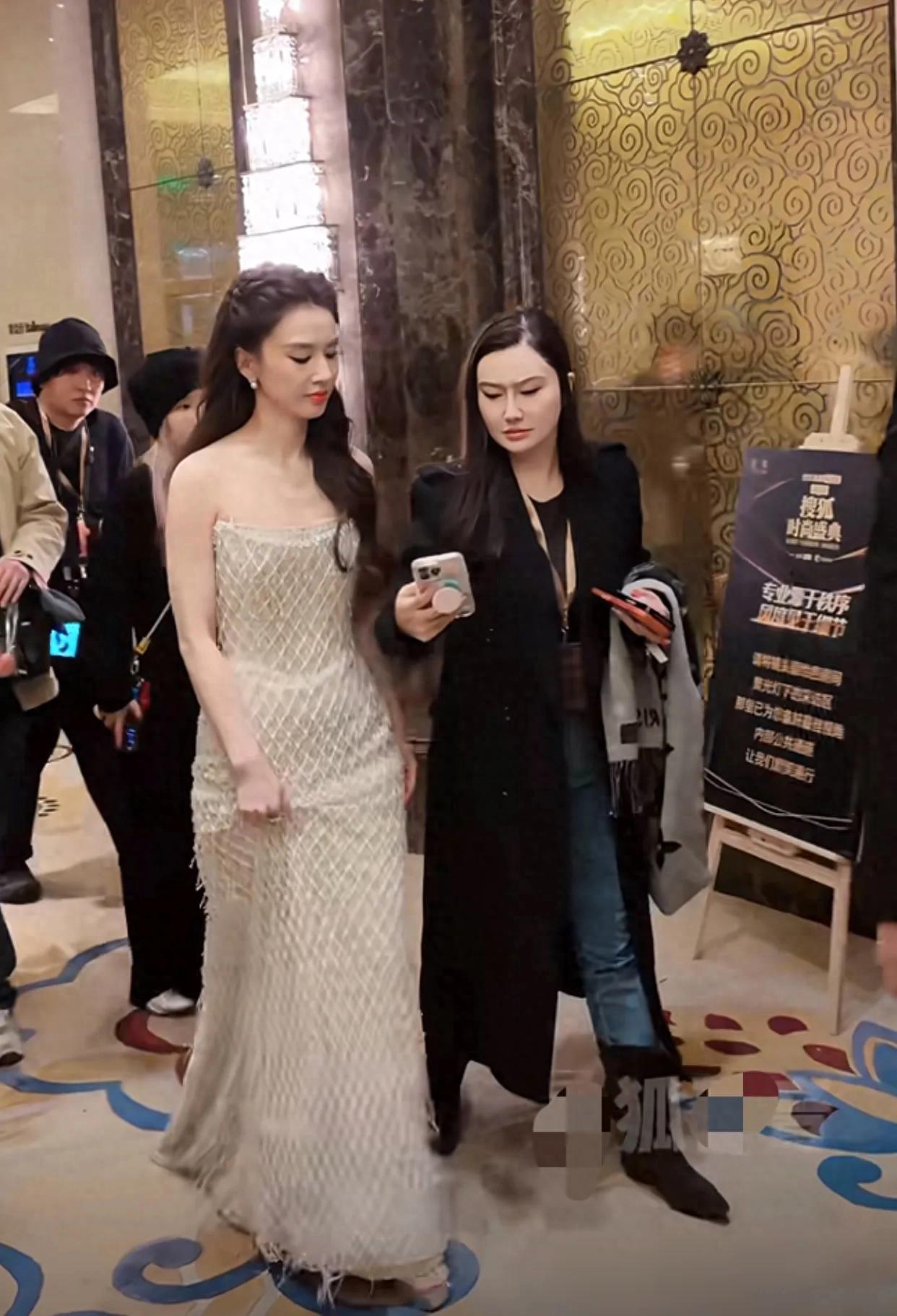 42岁黄圣依美成一朵花，看着像30出头，颜值明显回春