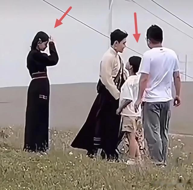 汪小菲赢麻了！一家四口大草原赛马，小玥儿贴心替爸爸整理衣服