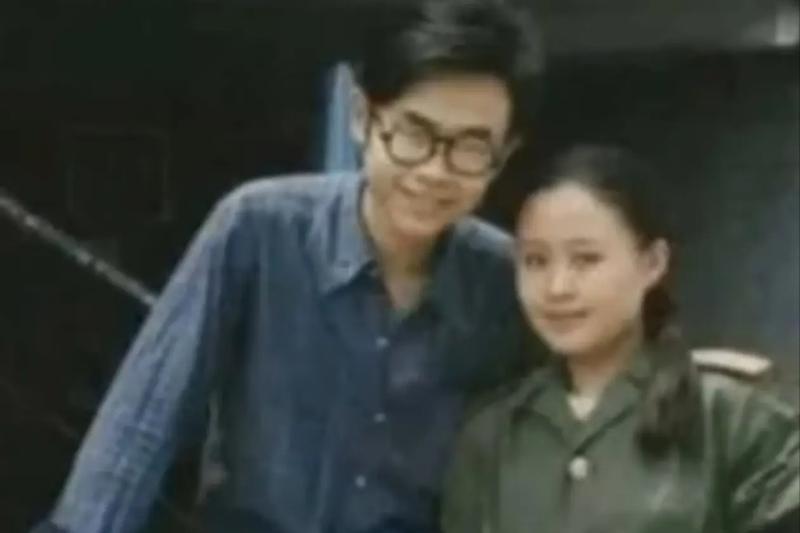 离婚34年后，再看刀郎那个\和富商私奔\的前妻，她后悔了没？