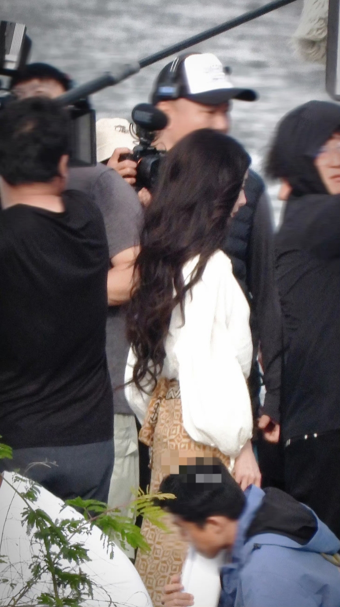 杨幂新剧《末路狂花》路透,身着白色雪纺衫加半身裙,气质出尘