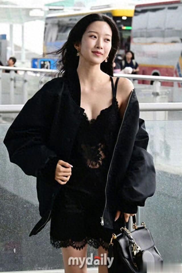 文佳煐内衣吊带裙亮相机场