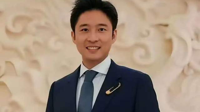 霍震霆儿子霍启山被曝恋情，参加弟弟婚礼亲昵互动，和娜然是旧识