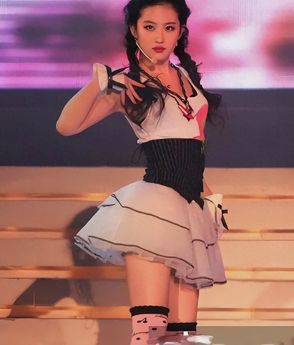 看到向太开口，才看清刘亦菲的“真面目”，原来巩俐当初真没说谎