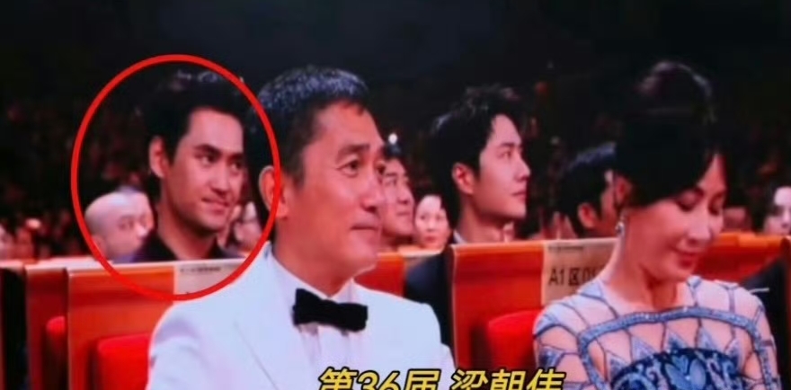 巧合还是玄学？坐在五位影帝身后的男人，袁弘才是最强背景板