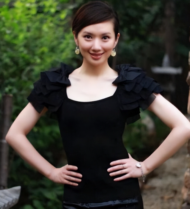 前央视主持苑冉：16岁出道，却靠演“后妈”出圈，今43岁婚姻成谜