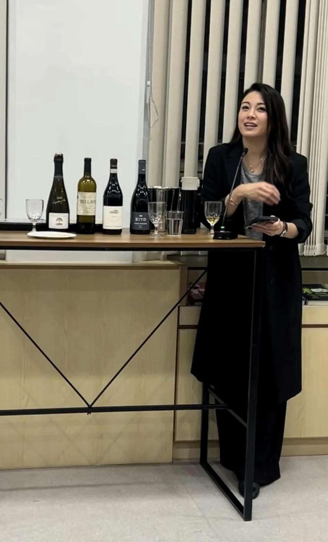 46岁华姐冠军被发现在港大担任讲师,自称TVB明星，同学称不认识她