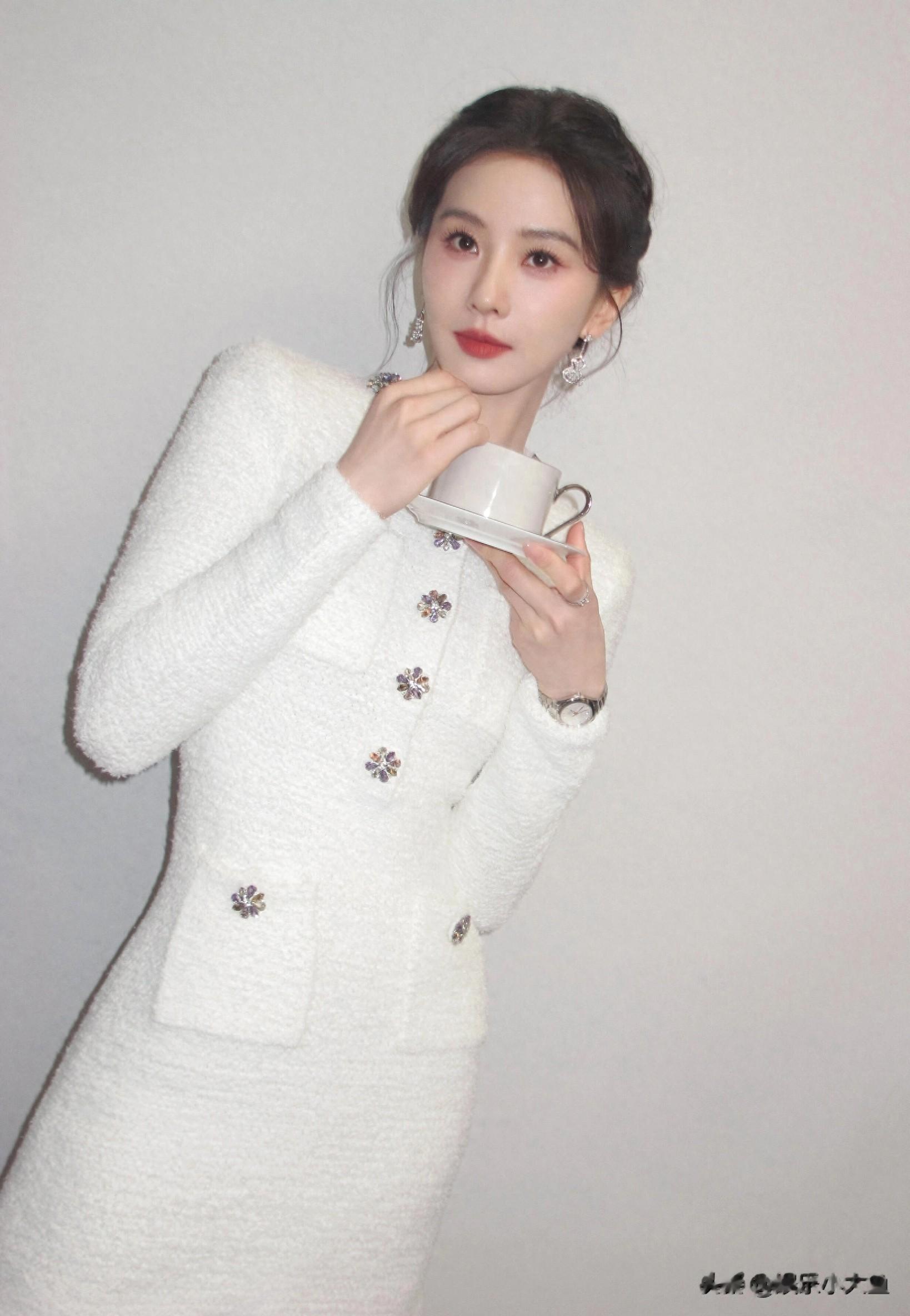 刘诗诗元旦美照封神，穿小香风发簪低挽，优雅女神新年第一抹温柔