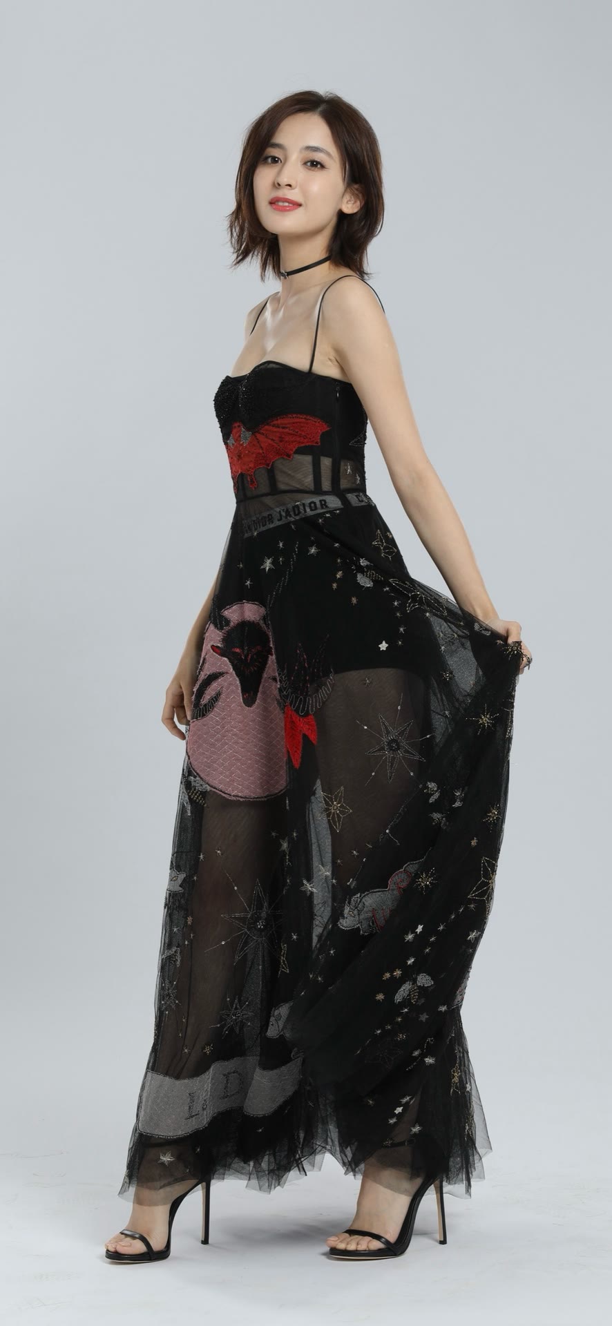 古力娜扎落日氛围感大片，黑裙配金饰美到失语