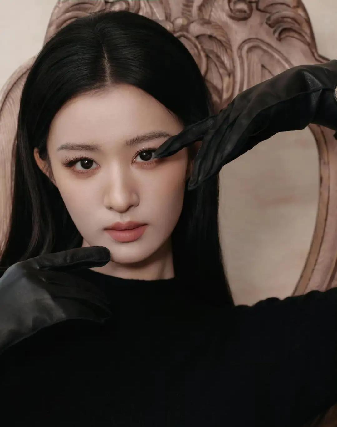 王楚然一袭黑裙亮相TF活动，气场全开