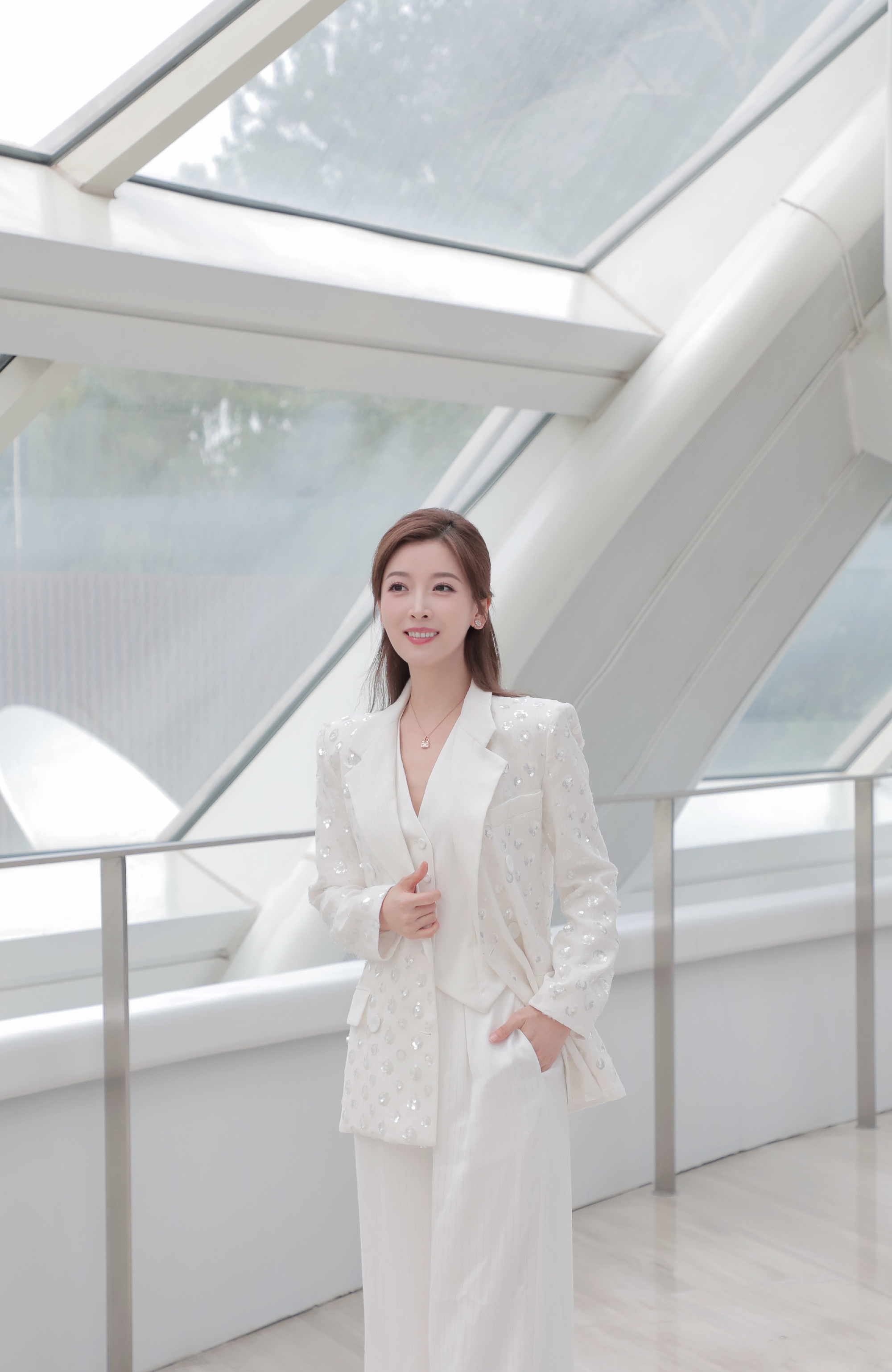 凤凰卫视主持人,朱梓橦的美腿美脚