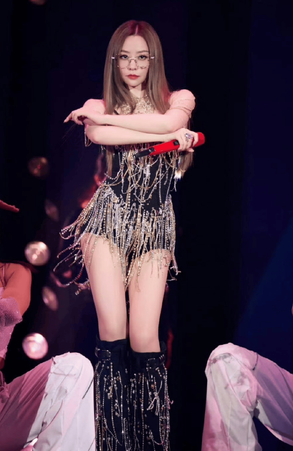 张靓颖的“魔性”造型，是“自降身价”还是“时尚先锋”？