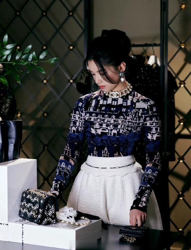 张婧仪女士城堡高级感浪漫大片 ???