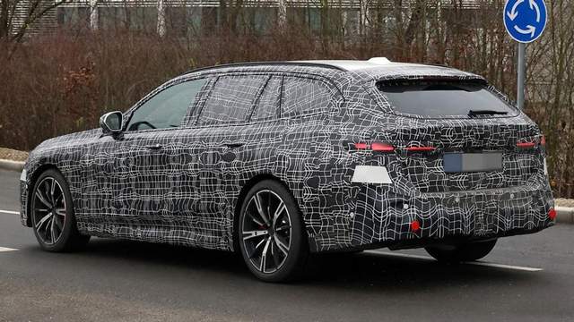 全新宝马5系旅行车谍照曝光，内饰成一大看点，还有插混版可选？