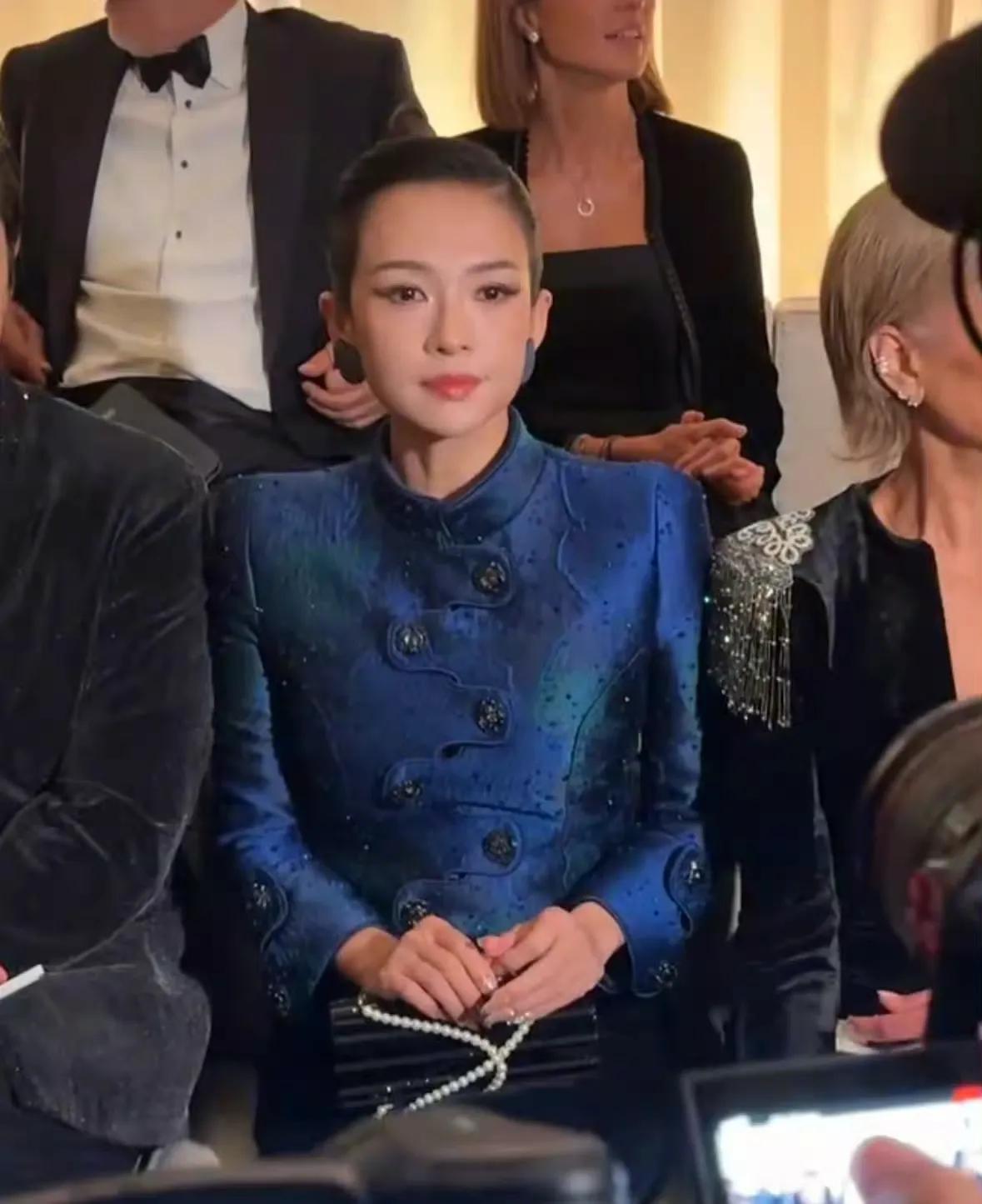 章子怡胡歌同场看秀！穿新中式展示东方美学，把欧美明星比下去了