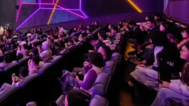 票房5亿！成都影院人挤人，这部黑马凭啥赢