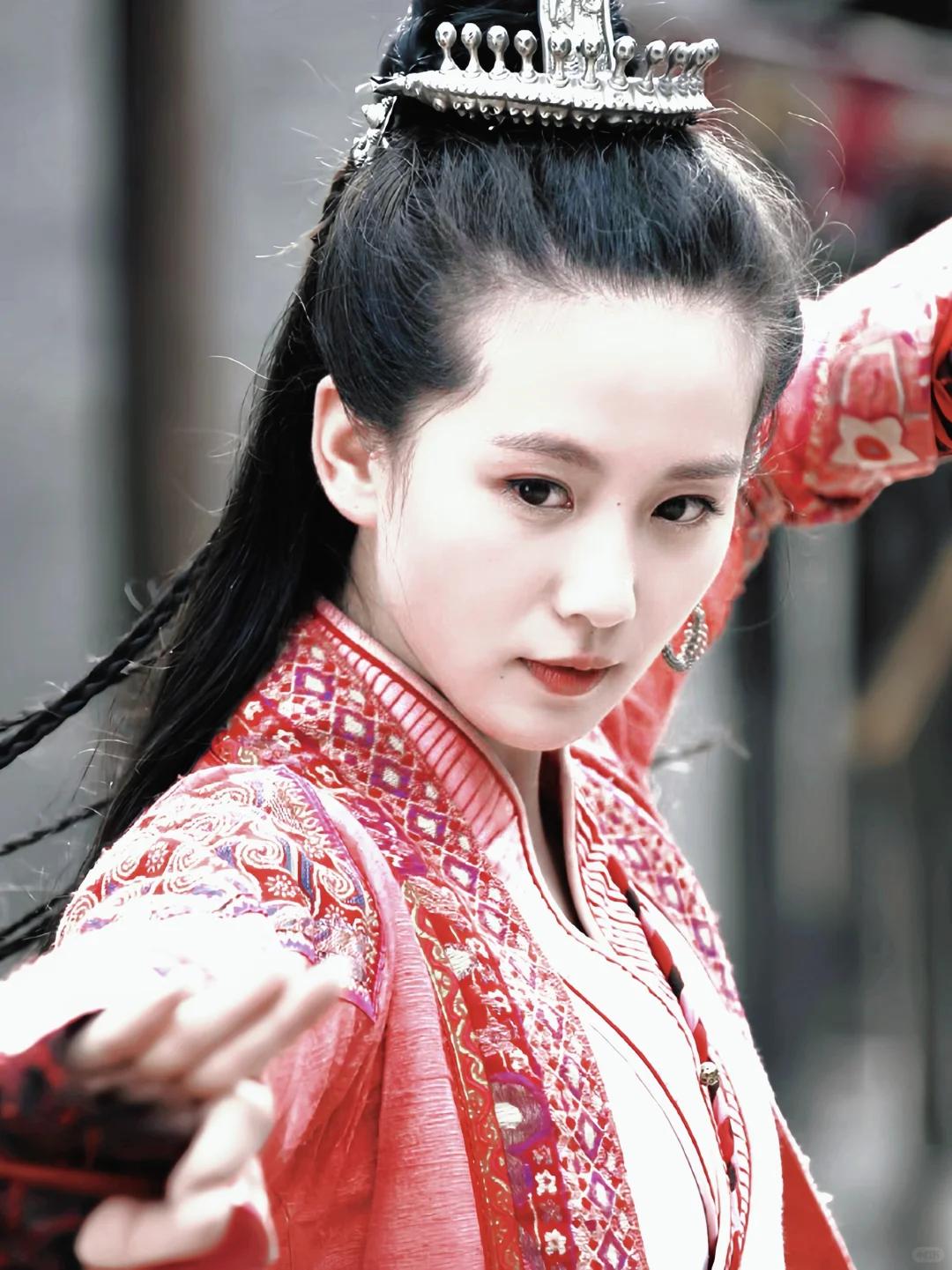 刘诗诗空降深圳商场！脸上褶多但天鹅颈优雅，高马尾上假发片尴尬