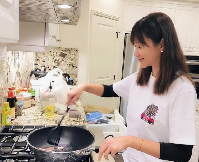 51岁徐静蕾现状:在美国住豪宅,身材略微发福,有伴侣但不结婚