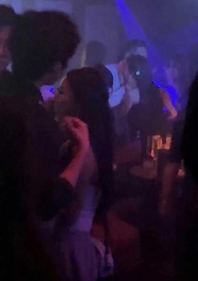 郭晶晶南沙剪彩惊艳亮相,44岁状态超赞,带娃方式获赞无数!