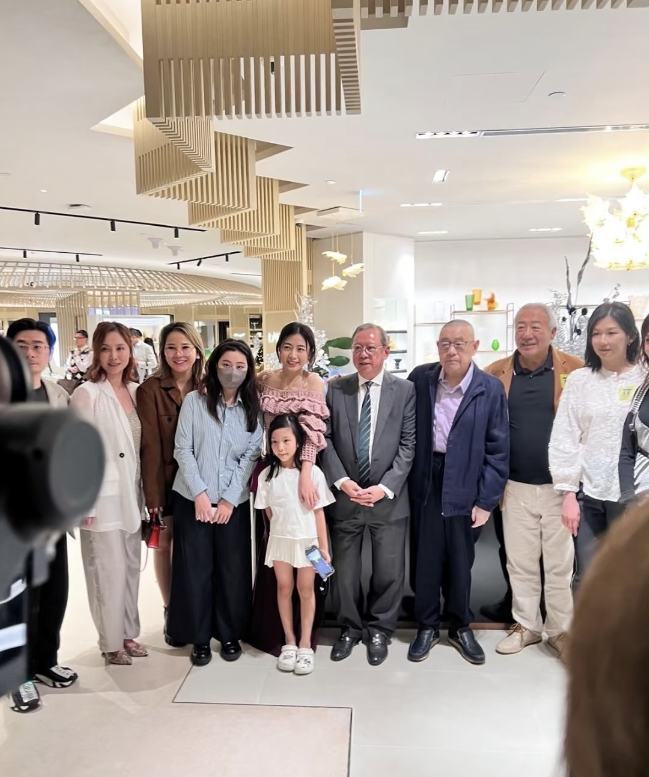 吕丽君儿子与刘銮雄合照曝光，与姐姐搀扶父亲，甘比俩女儿也在场