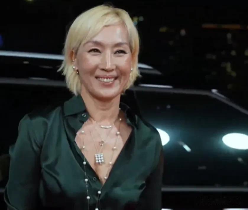 青龙奖红毯韩星集体翻车！孙艺珍面相变了，玄彬气色差发际线堪忧