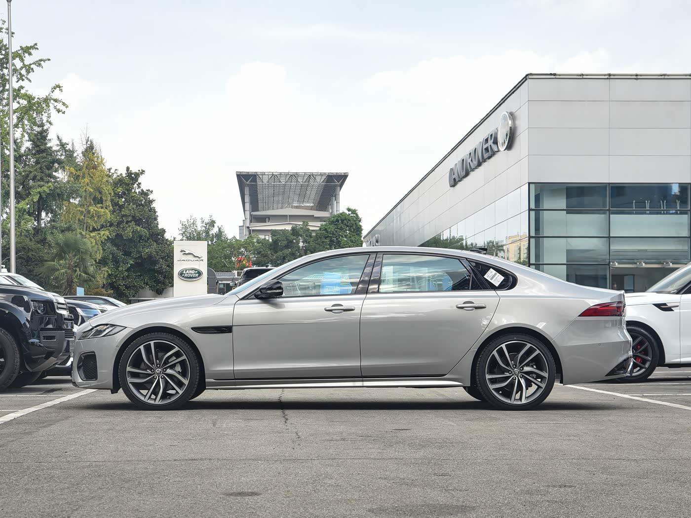 捷豹这款中大型车,车长超5米1,优惠后23.98万起,搭载2.0T+8AT