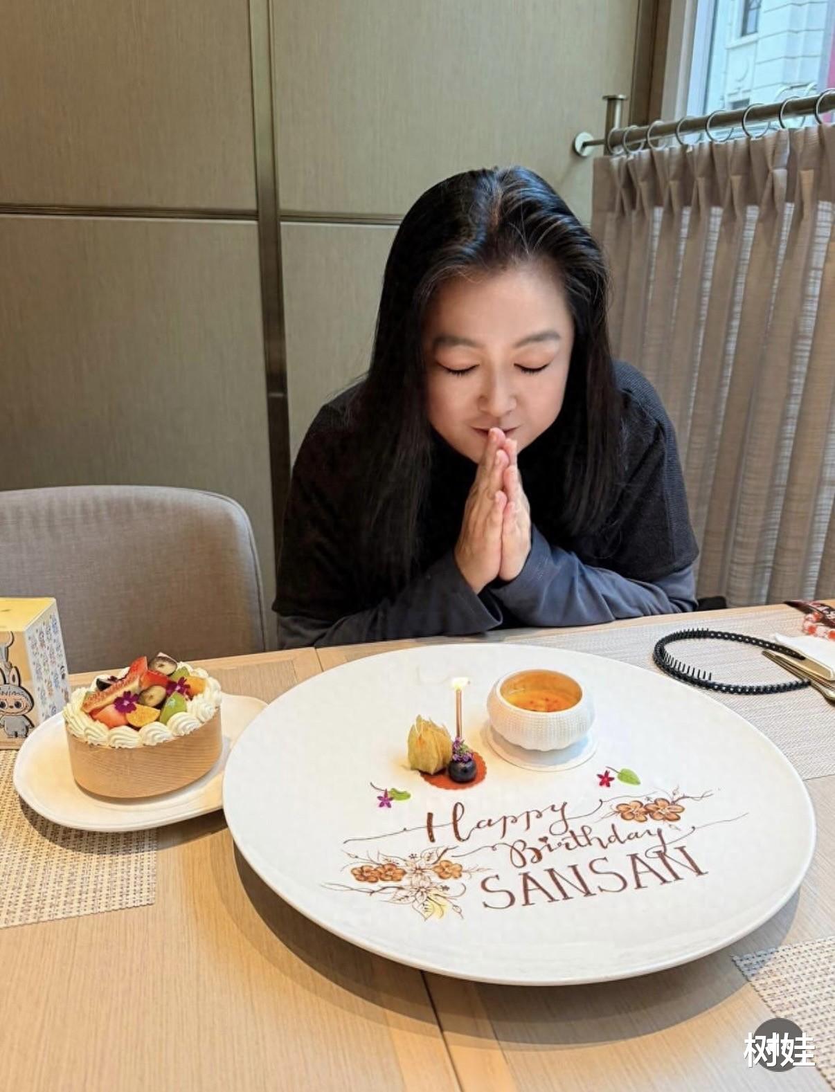 翁嘉穗为48岁李珊珊庆生，俩港姐冠军罕同框好优雅，气质不相上下