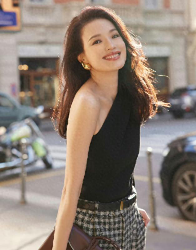 49岁舒淇近照堪比“整容”,结婚9年仍无儿无女,风光背后藏泪