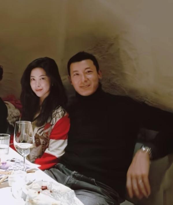 朱珠一家三口和好友聚餐！喝到微醺躺老公怀里，4岁小珠宝玩手机