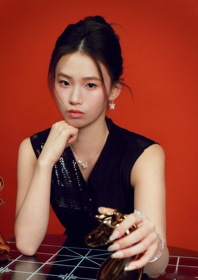 陈芋汐亮相微博之夜活动，穿黑色连衣裙蝴蝶耳环点缀 颜值不输明星
