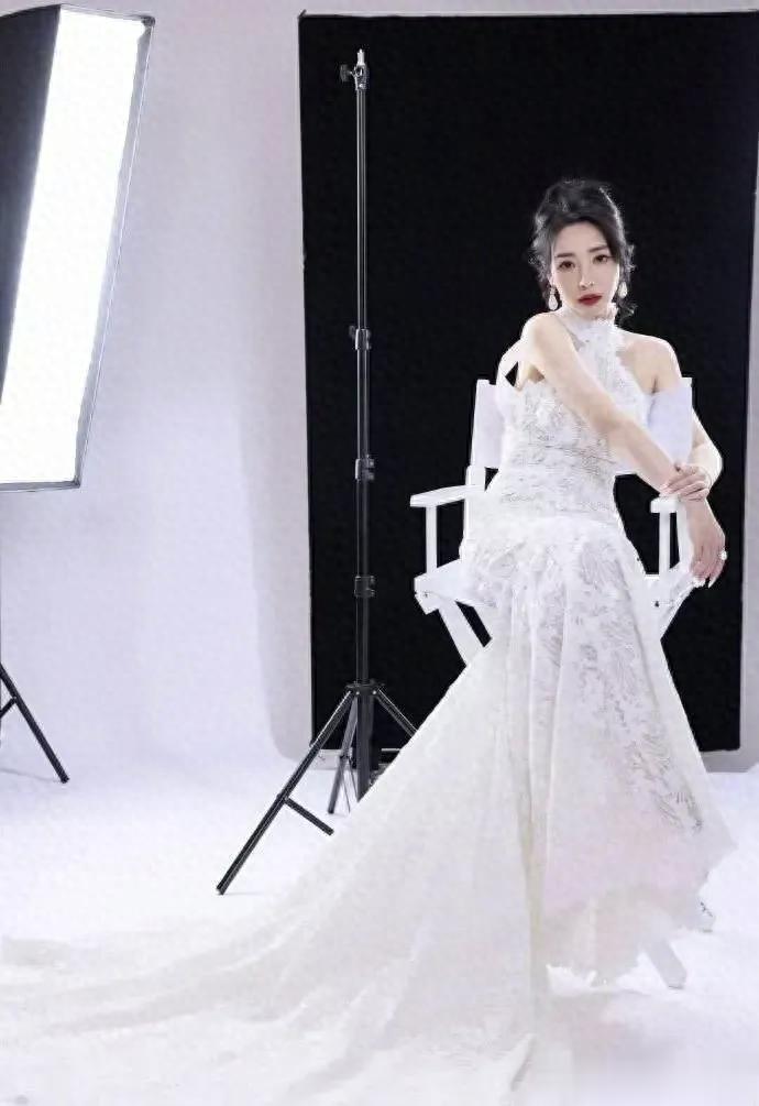 柳岩身材依然火爆，女人味十足！