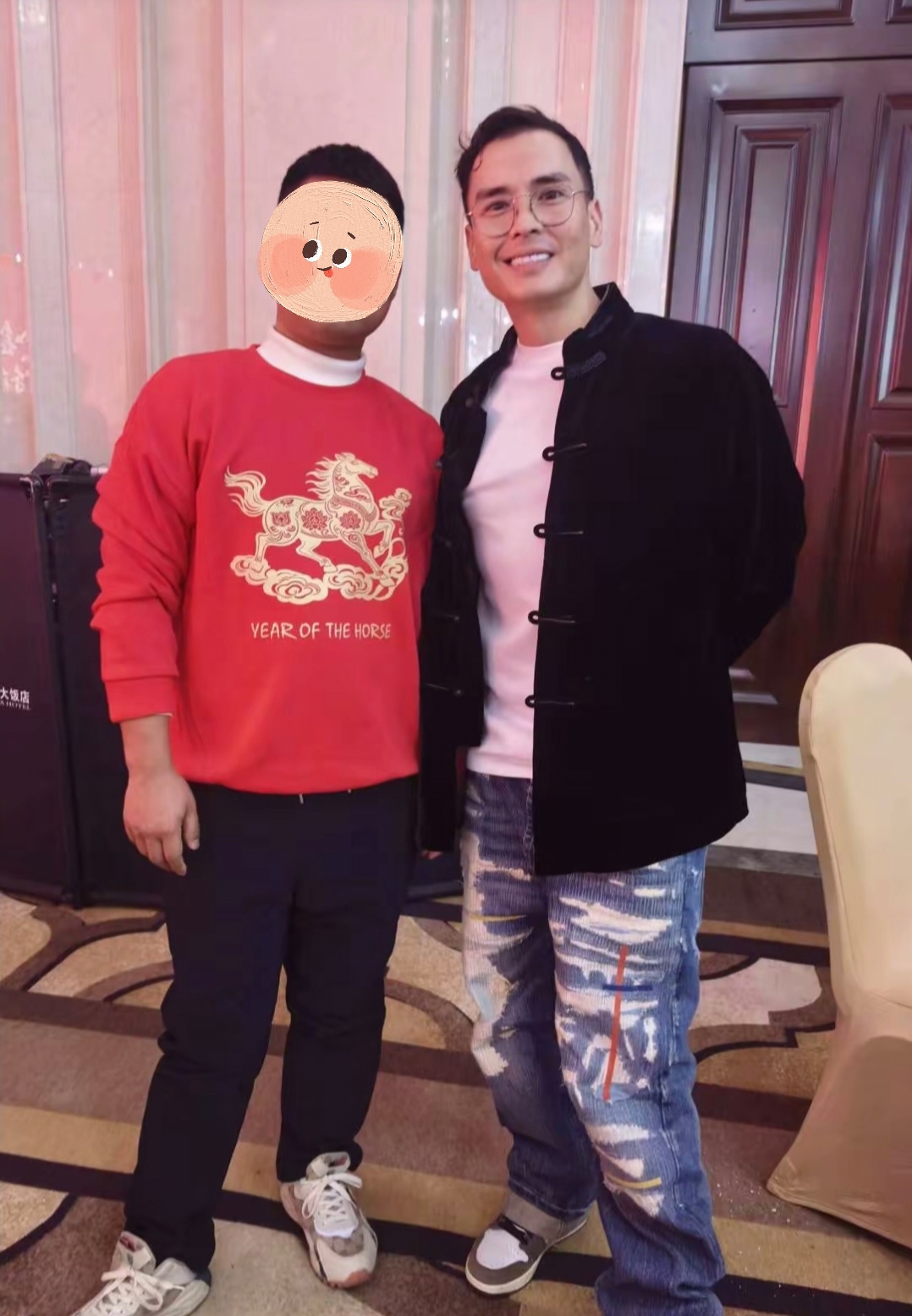 张柏芝弟弟近照罕见曝光，健硕胸肌抢镜，和姐姐一样都是高颜值