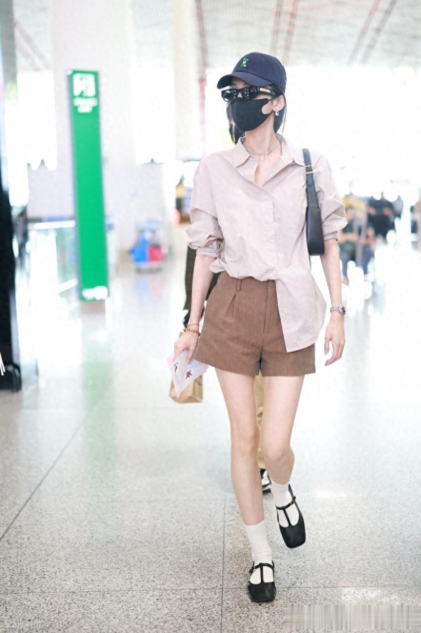 古力娜扎现身北京机场,身穿藕粉色衬衫温柔明媚