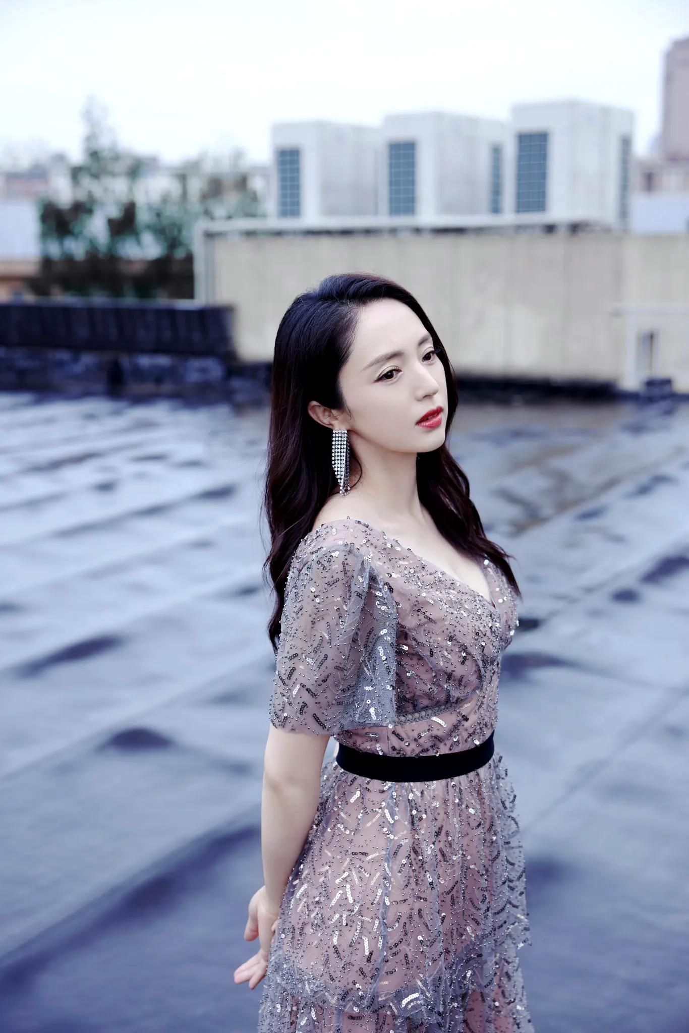 董璇，熟美微透连衣裙，尽显魅力女人气质