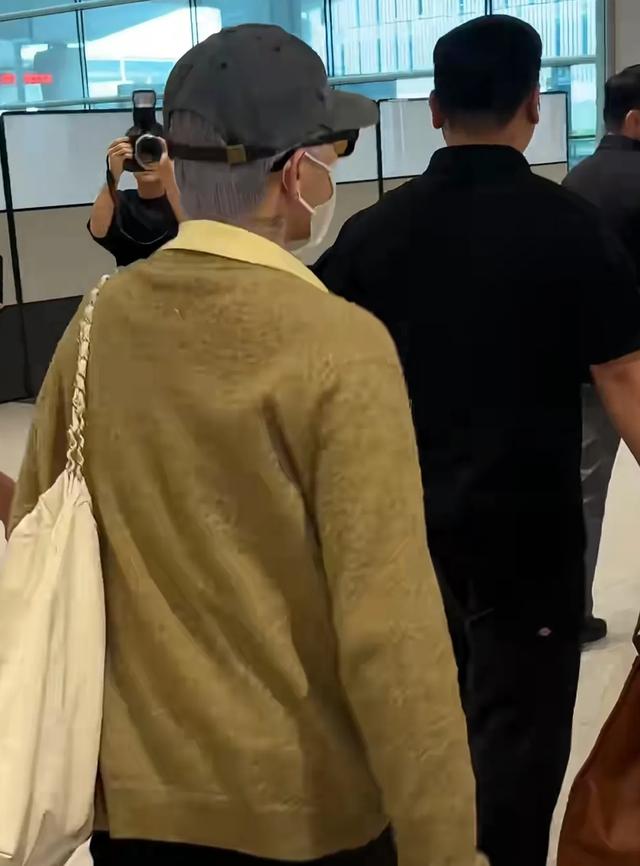 权志龙返韩现身机场,穿黑色的短裤搭配小腿袜,时尚品味确实特别
