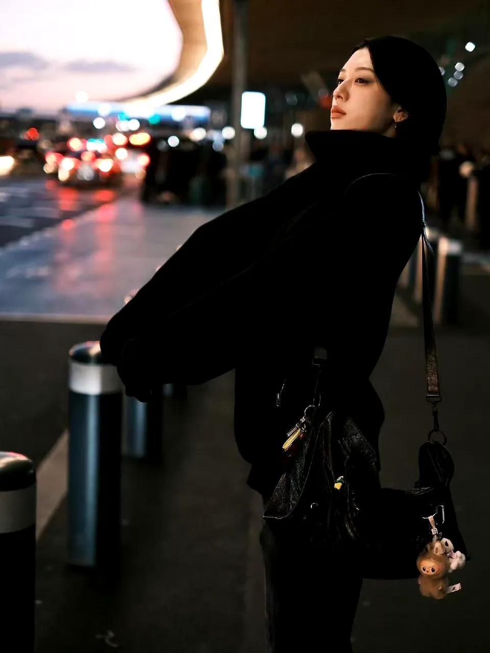 三吉彩花 休闲又自在