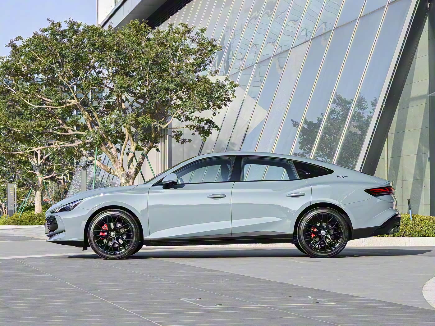 新款名爵MG7上市！限时11.69万起很动感，全系标配三段式升降尾翼