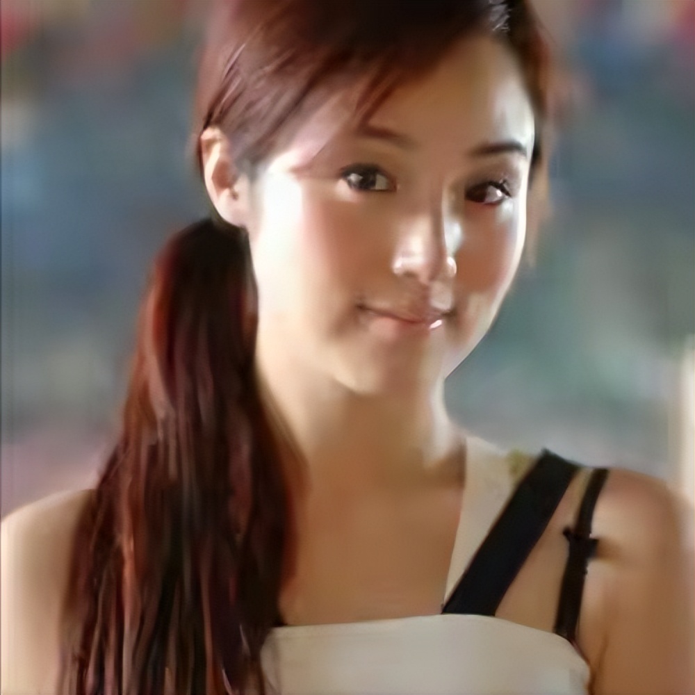 她是著名歌唱家，丈夫曾是央视主持，47岁儿女双全担任企业高管