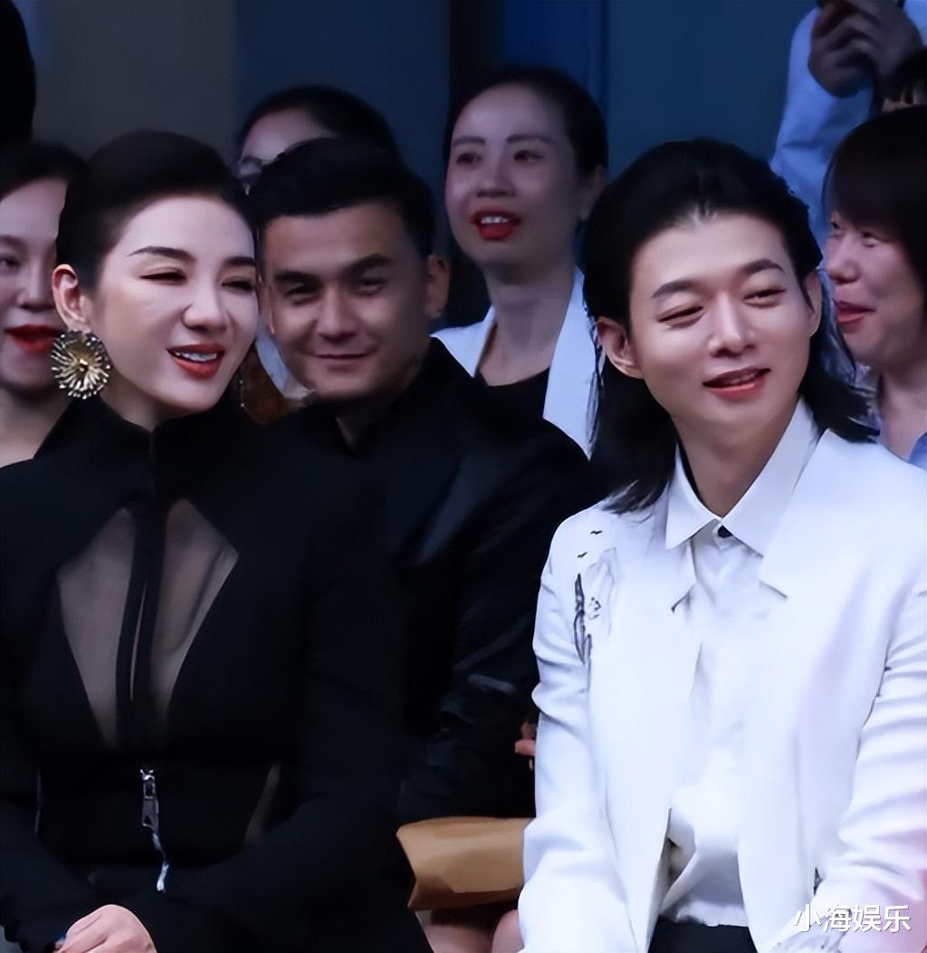 黄奕霍尊同框全程假笑，黄奕被嘲整成格格巫，霍尊胖成火风