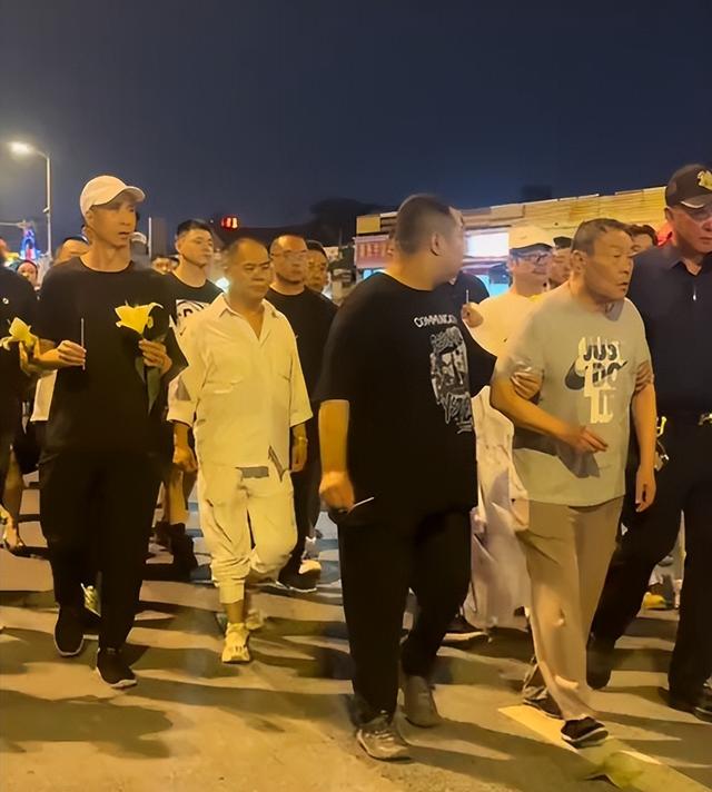 太抓马！杨议伤心过度晕倒，妻子高调现身无交流，却和杨进明拥抱