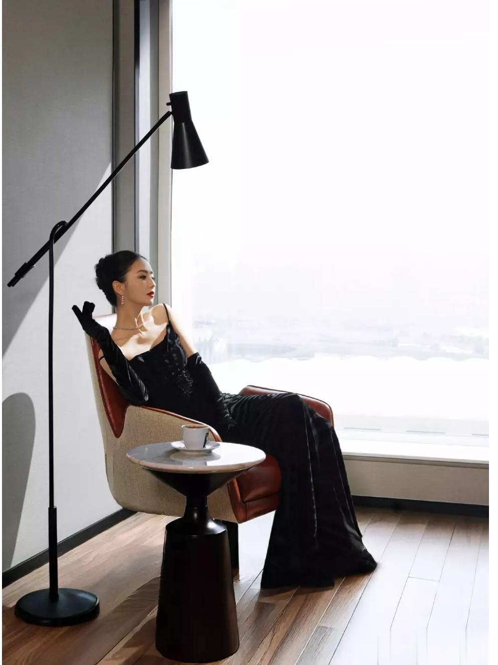 佟丽娅黑吊带裙惊艳亮相，身姿曼妙展女人味