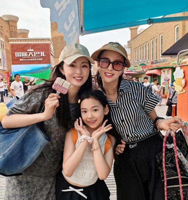 佟丽娅带董璇母女在疆游玩,二婚后的她精神饱满,小酒窝落落大方
