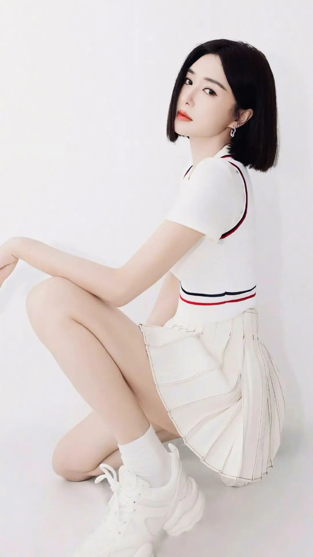 秦岚气质优雅，魅力十足